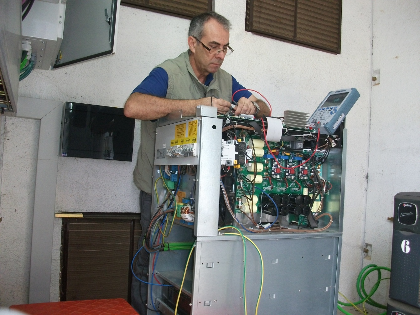 Antonio Cantalejo realizando una intervención técnica en un sistema SAI